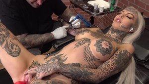 AltErotic.com - Masturbating among tattooed in the bra